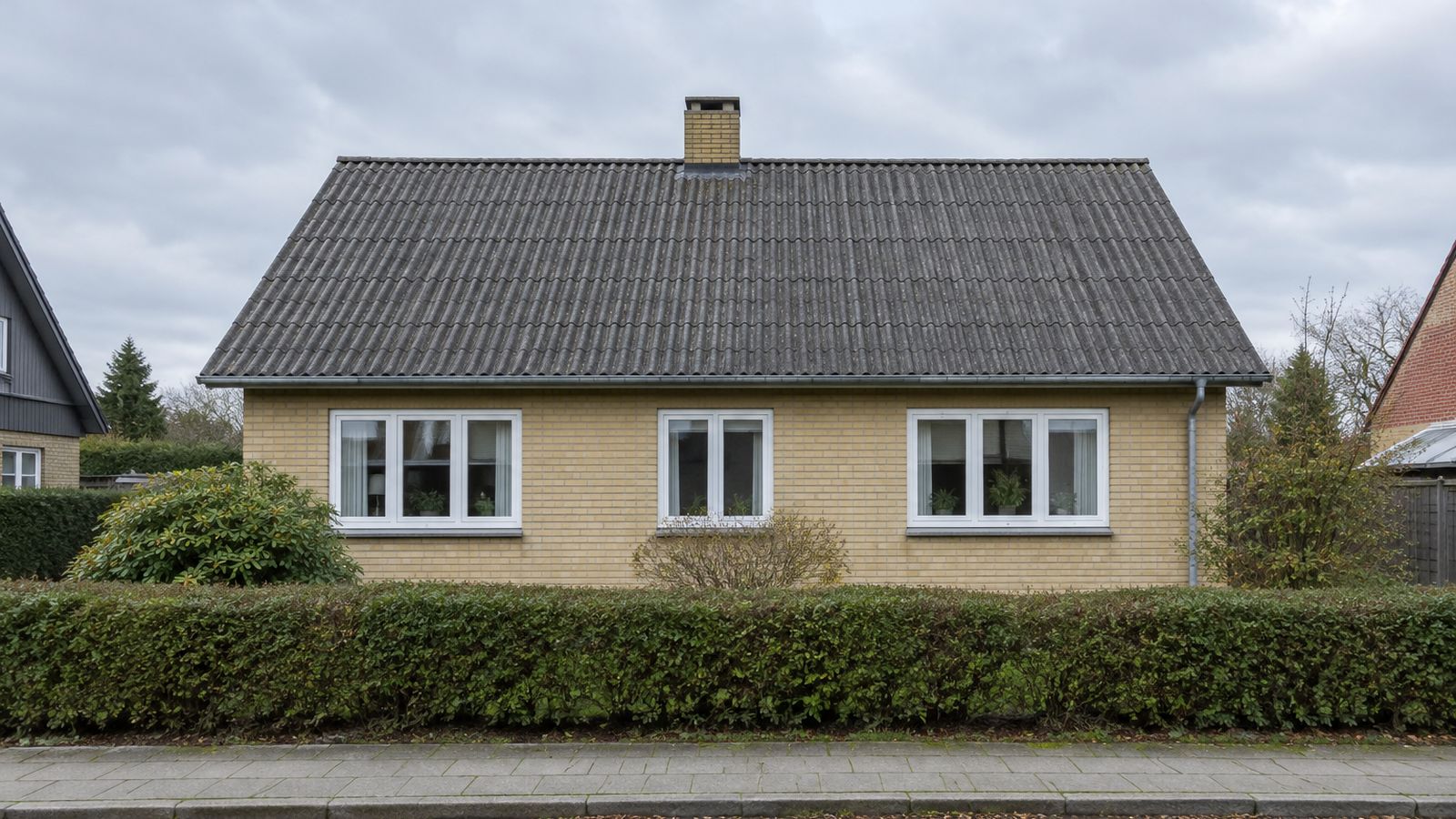 Dansk villa med et færdigt nyt tag i daglys, set fra gaden